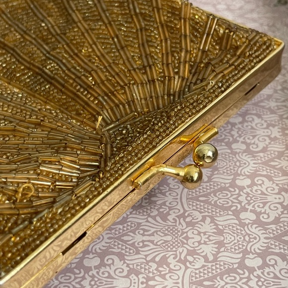 1930’s Gold Beaded ClamShell Design Opera Purse - Picture 12 of 16